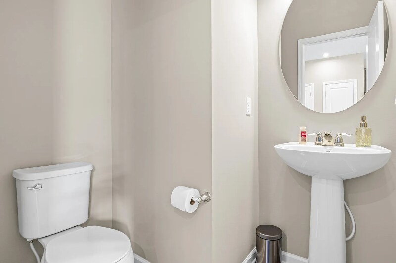 Building Photo - 801 Roselyn Dr