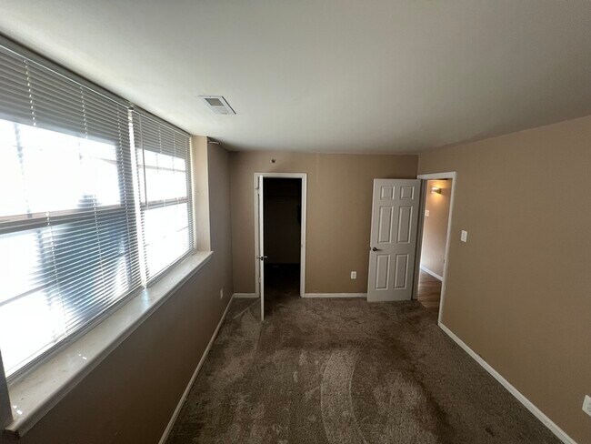 Building Photo - 2 Banyan Wood Ct