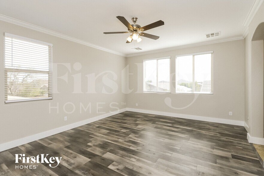 Building Photo - 837 E Cierra Cir