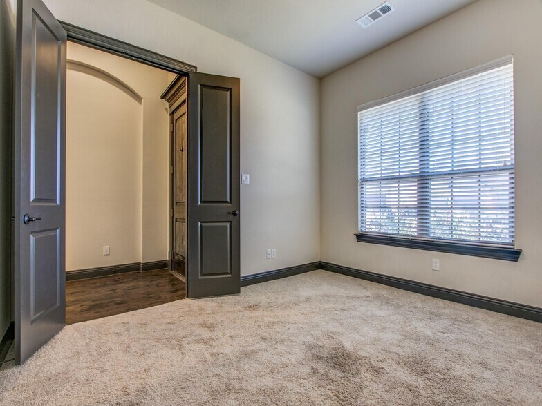 Building Photo - 6201 Savannah Oak Trl