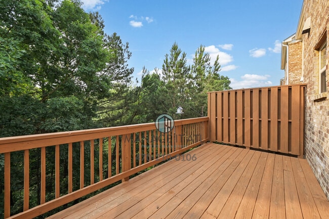 Building Photo - A beautifully maintained 3-bedroom, 3.5-ba...