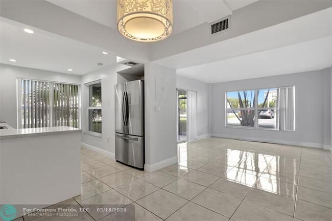 Building Photo - 4156 Inverrary Dr