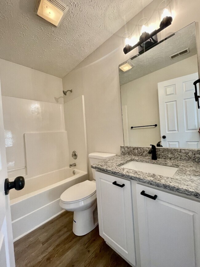 Second bathroom - 438 Flintlock Ct