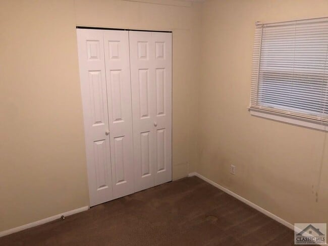 Building Photo - 127 Pineview Dr