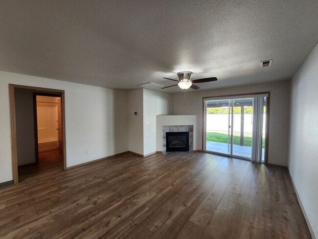 Building Photo - Updated 3 bed, 2 ba w/Oversized Covered Patio