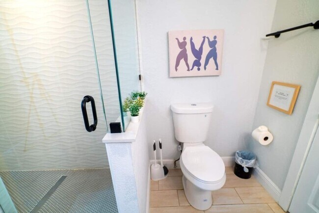 Building Photo - Fully Renovated Home Near Busch Gardens