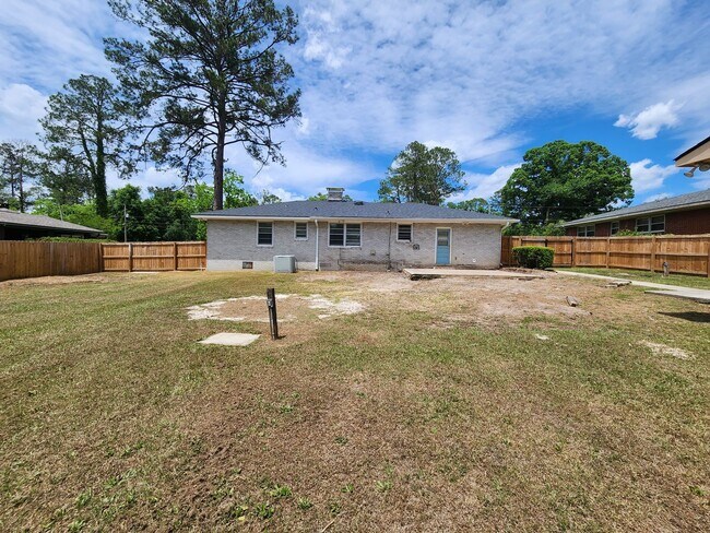 Building Photo - Spacious 4BR/2BA Brick Home with Fireplace, Large Island!