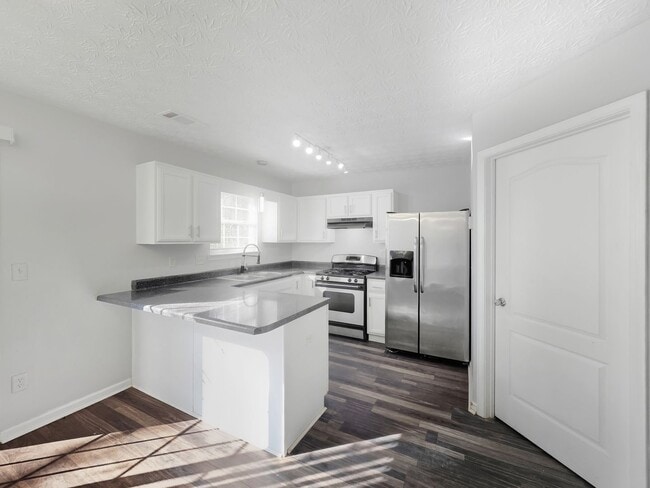 Building Photo - Charming Forest Park Townhome with Modern Finishes