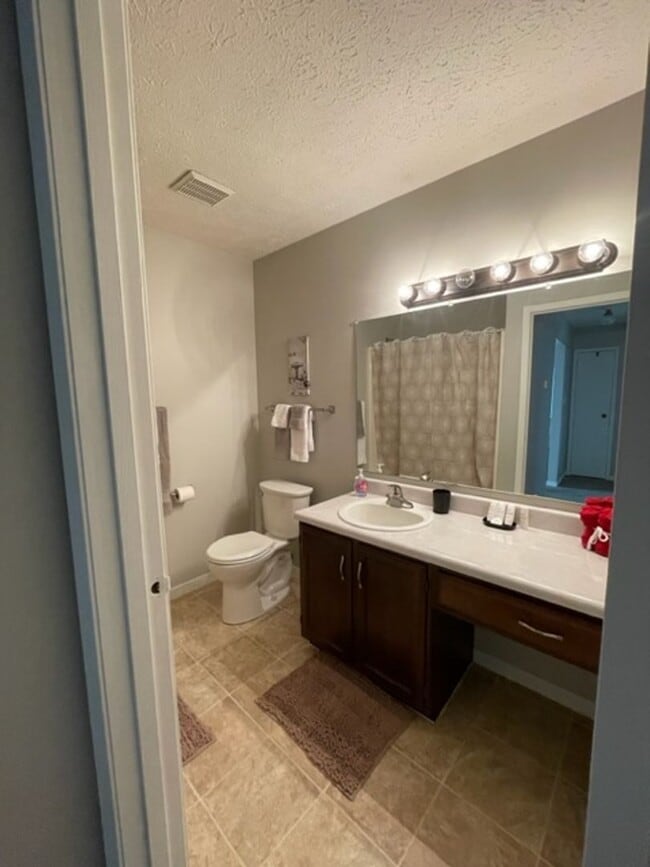 Building Photo - Sherwood Green Condo