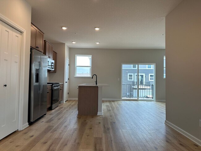 Building Photo - Rare Rogers 3 bed brand new town house for lease!!!