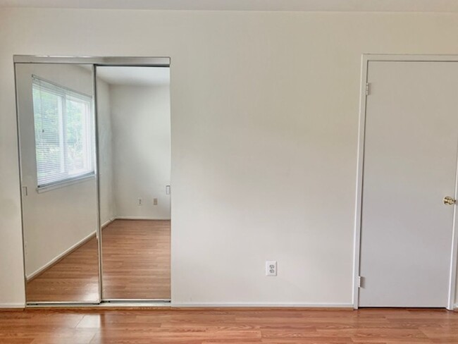 Building Photo - Beautiful and large 1 BR 1 BA! washer and ...