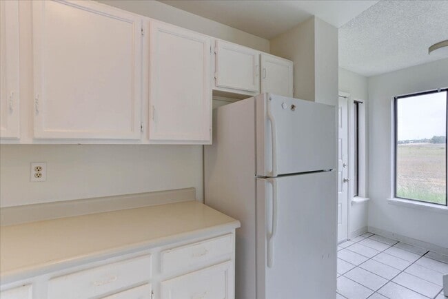 Building Photo - 2033 Gyros Cir