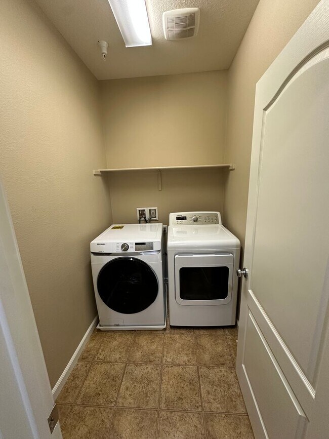 Building Photo - Beautiful 4 Bedroom, 3 Full Bath W/ Office...