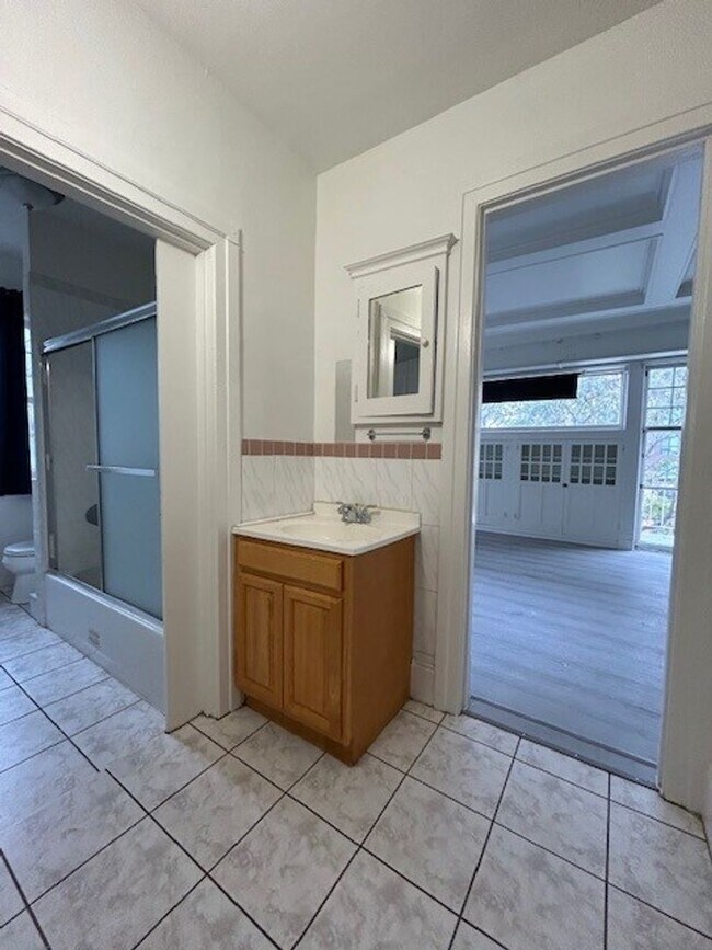 Building Photo - Spacious Remodeled 1 Bedroom conveniently located in downtown Berkeley