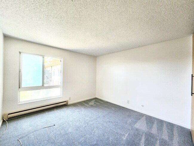 Building Photo - Top floor remodeled Woodlake unit