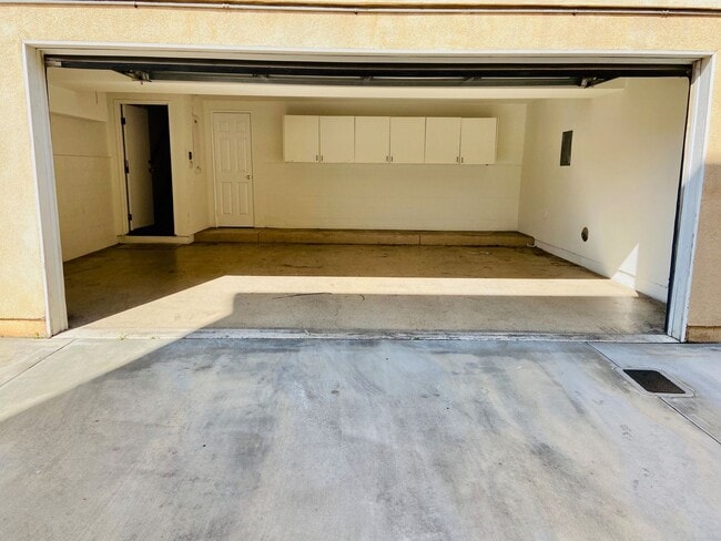 Building Photo - Beautilful Corner Unit Multi-Level Townhou...