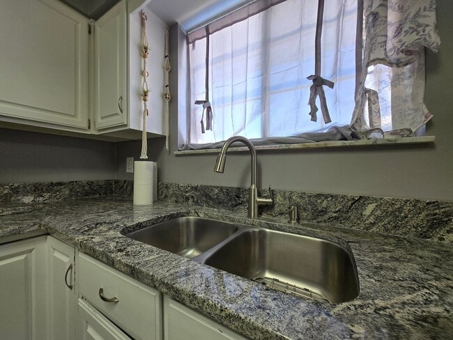 Building Photo - Spacious 5-Bedroom Family Home