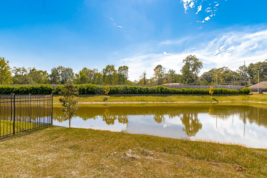 Building Photo - 8840 Southlawn Dr