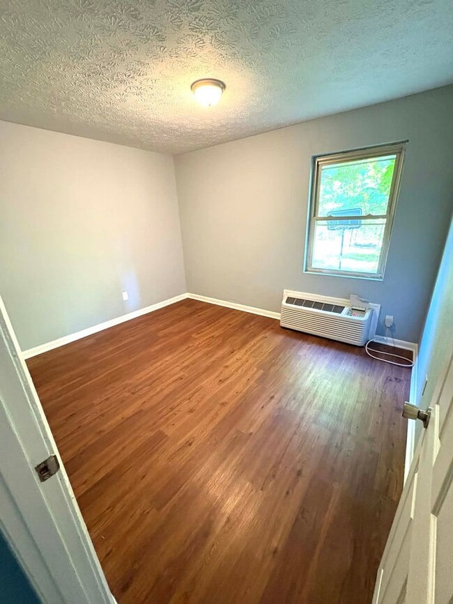 Building Photo - Cozy & Convenient Living!