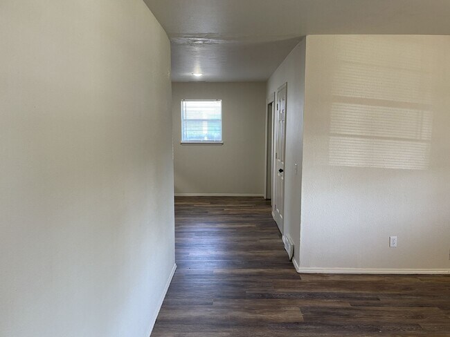 Building Photo - 3 Bedroom in Bethany