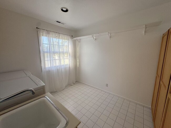 Building Photo - 1450 Meadow Ln