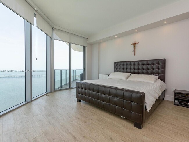 Building Photo - 1300 Brickell Bay Dr
