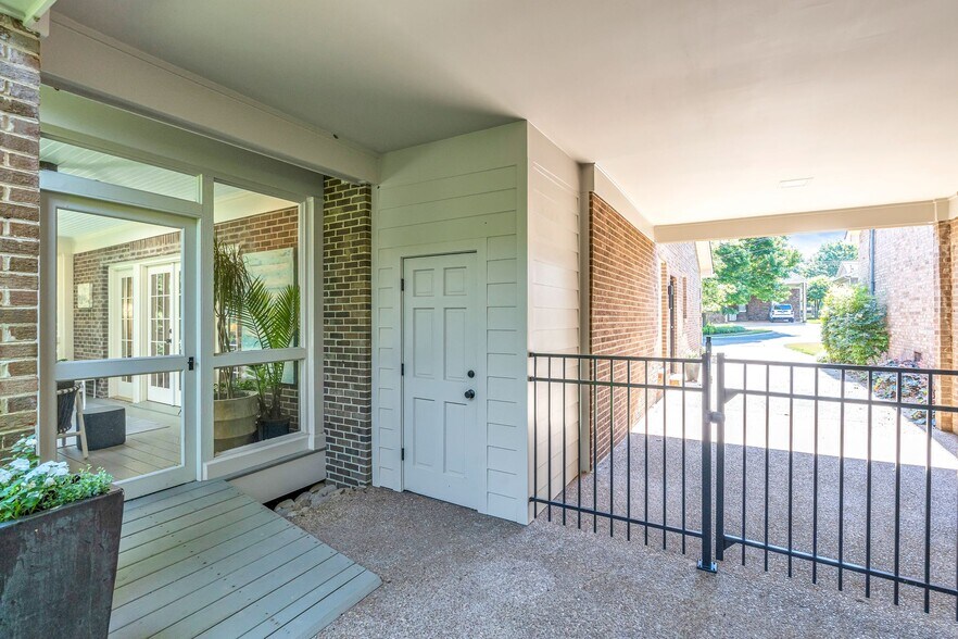 Building Photo - 204 Longwood Ct