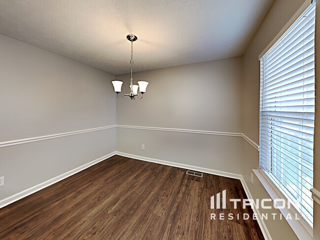 Building Photo - 603 Hounds Run