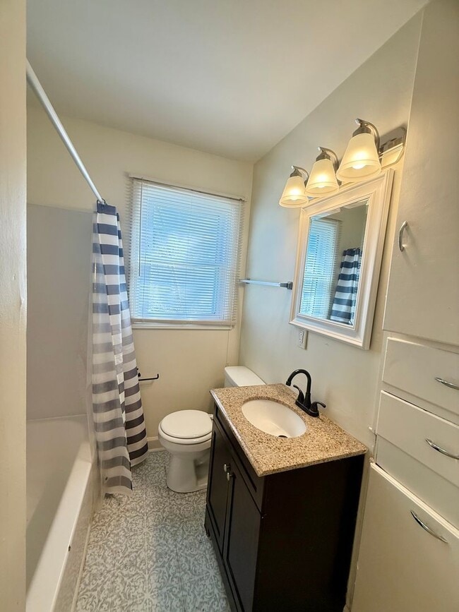 Building Photo - 1220 Thelma St