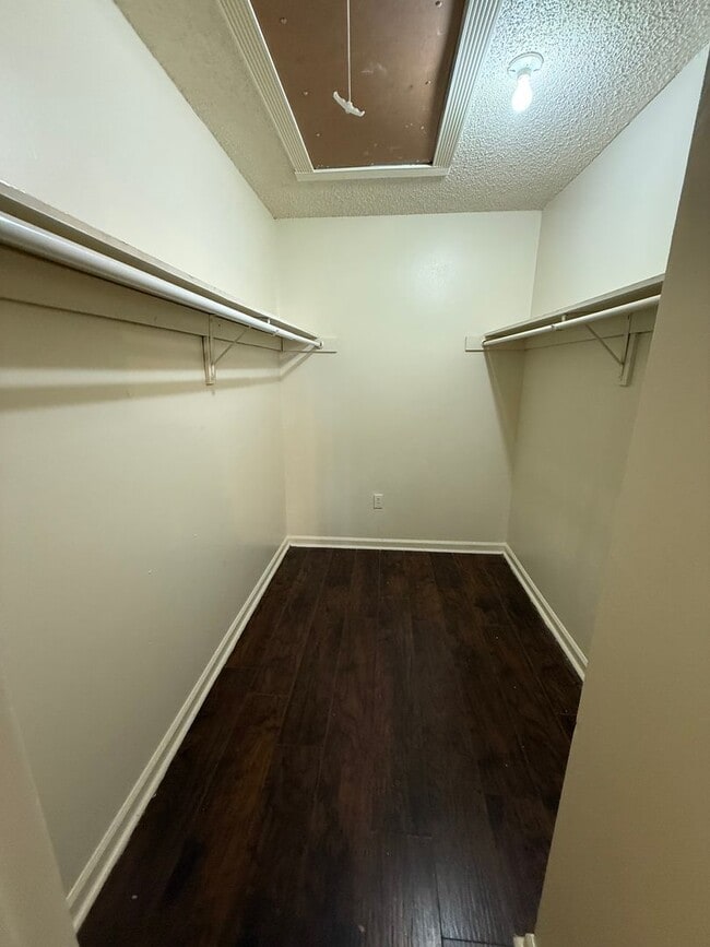 Building Photo - 3BD 2BA TOWNHOME