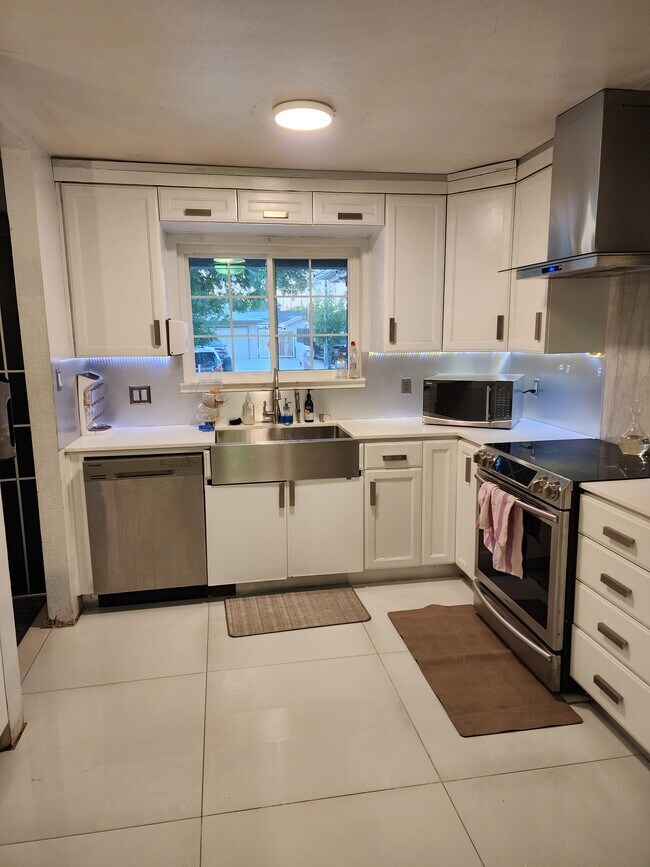 Stove, dishwasher, microwave - 5962 E Pontiac Way