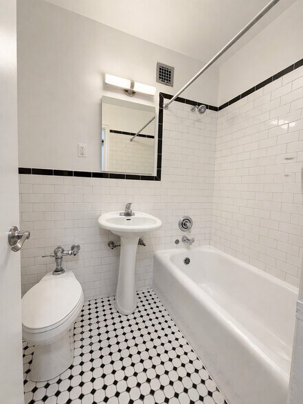 Building Photo - 442 W 44th St