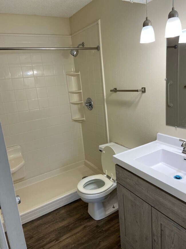 Building Photo - 4 Bedroom Home