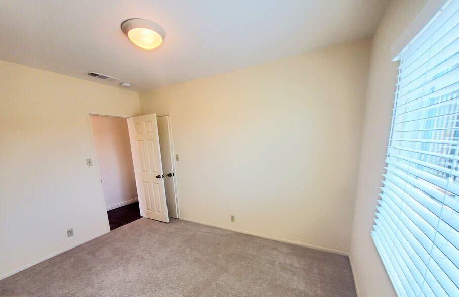 Building Photo - 3916 Highland Ave