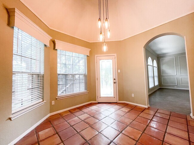 Building Photo - Beautiful 4 Bedroom 2.5 Bathroom Home in L...