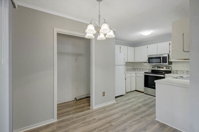 Building Photo - 7945 Parklane Ct