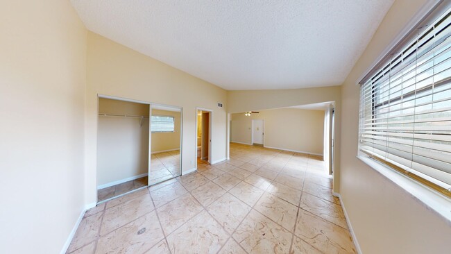 Building Photo - 1br /1bath Condo With Den Available Now In...