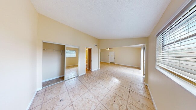 Building Photo - 1br /1bath Spacious Condo With Den - Boca Raton!  ** Water & Cable Included ** Available NOW **
