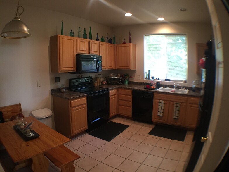 Building Photo - 2850 Kansas Dr Unit D