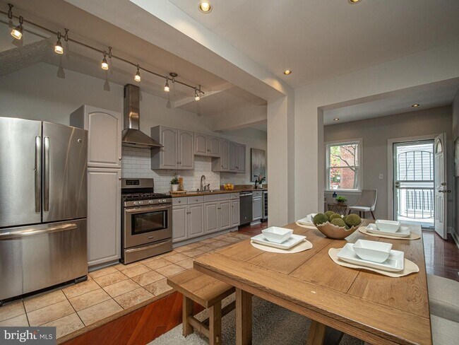 Building Photo - 905 K St NE