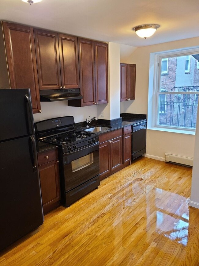 Building Photo - Beautiful 3 bed in the North End!