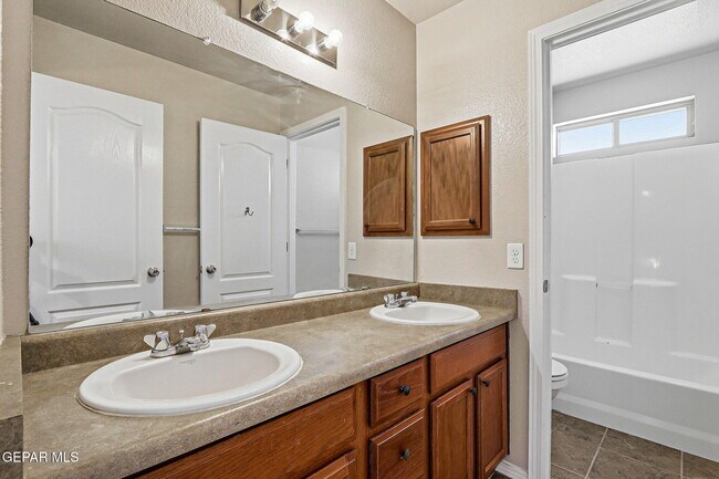 Building Photo - 2300 Glitter Point