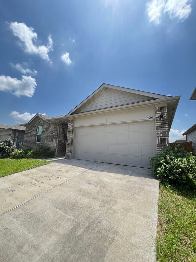Building Photo - Classic Three Bedroom Two Bath Home in a Great Neighborhood