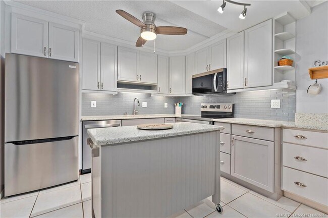 Building Photo - 5616 SE Riverboat Dr