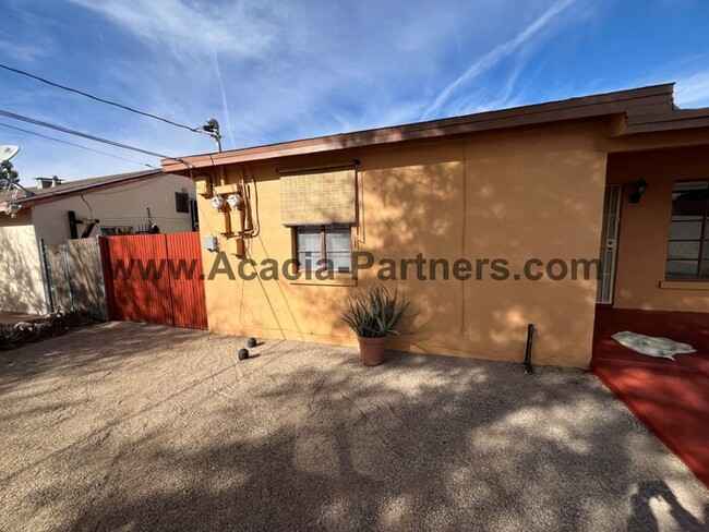 Building Photo - Three Bedroom Home