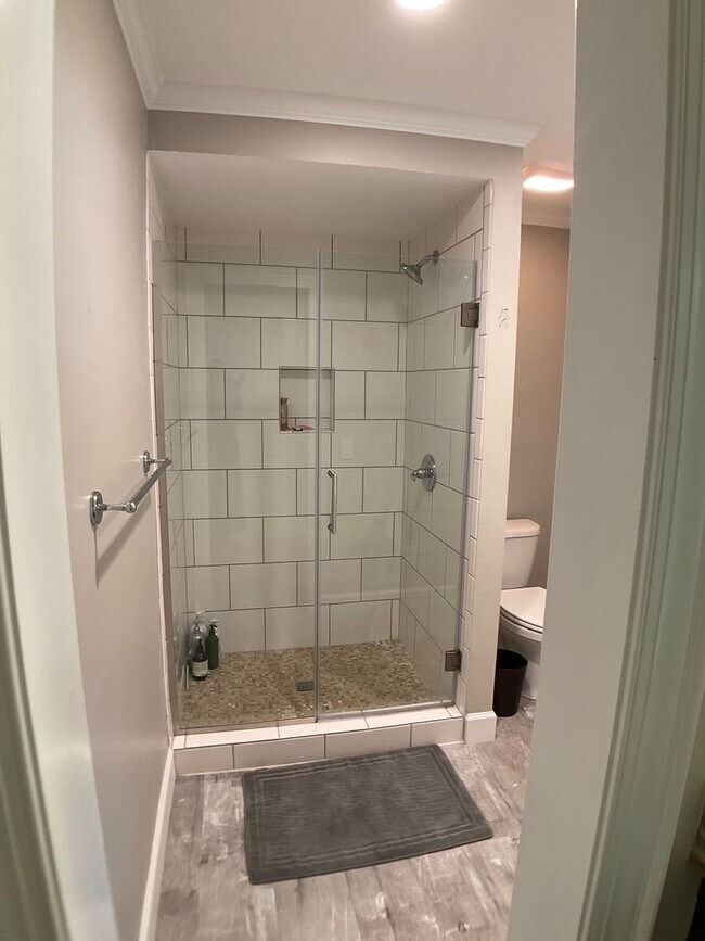 Building Photo - Executive Home in The Heart of Chapel Hill!