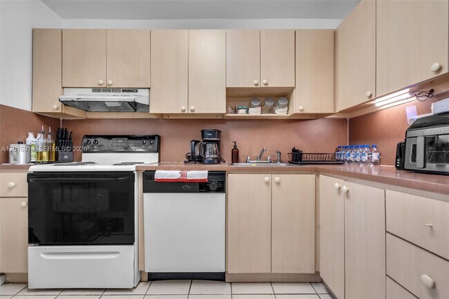 Building Photo - 7400 Miami Lakes Dr