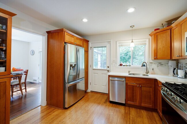 Building Photo - Furnished, Detached Home in Bethesda Alta ...