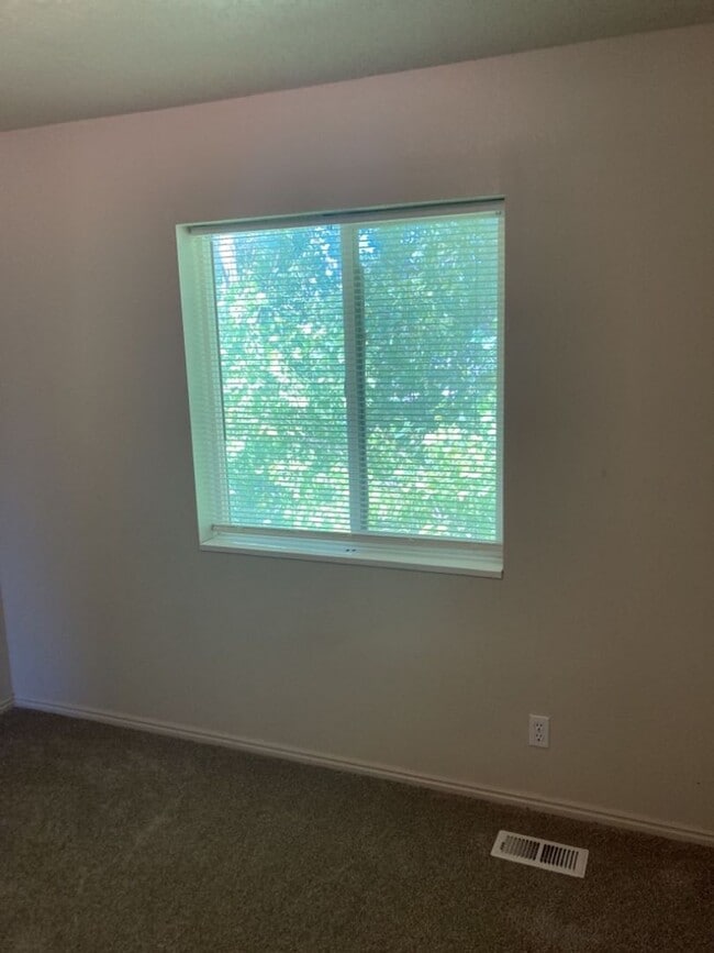 Building Photo - 3 bed, 1.5 bathroom - Two Story Twin Home