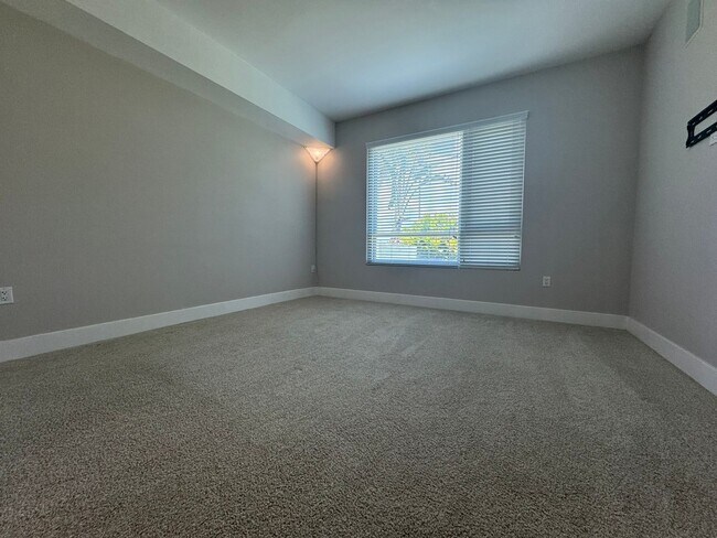 Building Photo - Luxurious 2/2 Modern Condo in Prestigious Channelside with Resort-Style Amenities